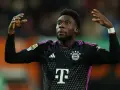 Alphonso Davies, jugador del Bayern de Múnich, celebra con las manos en alto.