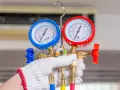 Manometr do klimatyzacji, pokazujący jak podłączyć zawór zwrotny do kompresora.
