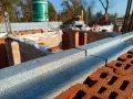Costruzione in corso: blocchi di polistirene espanso per isolamento termico, un'alternativa al cappotto lana di roccia pro e contro da valutare.