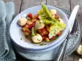 Erfrischender melonensalat mit mozzarella, Tomaten und knackigem Salat. Ein leichter Genuss für warme Tage.