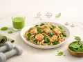 Pyszna pasta z łososia ze szpinakiem, zielony koktajl i akcesoria do ćwiczeń – idealny zestaw dla aktywnych.
