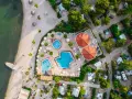 Widok z lotu ptaka na kemping z basenami i plażą. Widać tu podział na strefy: plażową, basenową i kempingową z kamperami.