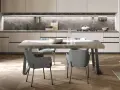 Tavolo 6 persone dimensioni perfette per cene conviviali. Design moderno con piano in marmo e sedie grigie imbottite.