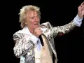 Rod Stewart rockt die Bühne in Berlin mit seinem glitzernden Jackett und voller Energie.