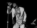 James Brown, der Godfather of Soul, singt mit voller Leidenschaft. Seine Musikrichtung, Funk, ist voller Energie.