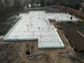 Prace nad fundamentem pod dom szkieletowy. Widać zbrojenie i styropian.