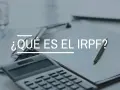 Calculadora y bolígrafo sobre documentos. El texto principal es "¿Qué es el IRPF?", una clave para entender tus finanzas.