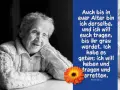 Porträt einer älteren Frau mit einem warmen Lächeln, neben einem Zitat, das Segenswünsche für ältere Menschen ausdrückt.