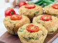 Keto muffiny warzywne z pomidorkami na desce drewnianej.
