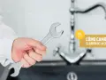 Mano con llave inglesa lista para instalar grifo cocina. Texto: "Cómo cambiar el grifo de la cocina".