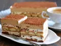 Pyszne ciasto cappuccino z biszkoptami i kremem, posypane kakao. Idealne na prosty przepis na ciasto cappuccino.