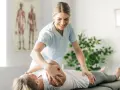 Physiotherapeutin behandelt Patientin am Schultergelenk. Informieren Sie sich über Physiotherapie Kosten für Ihre Genesung.