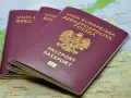 Trzy polskie paszporty leżą na mapie, gotowe do podróży. Opłata za paszport to niewielka cena za wolność odkrywania świata.