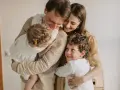 Rodzina w uścisku, czułość i radość. Widać tu nadmierną potrzebę przytulania, która łączy bliskich w ciepłej chwili.