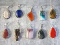 Odkryj, jak znaleźć swój amulet wśród dziesięciu wisiorków z kamieniami szlachetnymi.