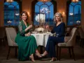 Eleganckie kobiety świętują w restauracji. Inspiracja, jak się ubrać na 50 urodziny w lokalu: zielona suknia z koronką i granatowy kombinezon.