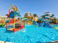 Kolorowy aquapark w Sea Gull Beach Resort w Hurghadzie, z mnóstwem zjeżdżalni i basenów.