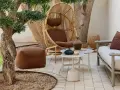 Gemütlich die **terrasse gestalten**: Rattan-Sessel, bequeme Sitzbank, Pouf und kleine Tische laden zum Verweilen ein.