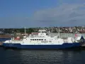 Prom BASTØ VIII przybija do brzegu. Z jaką prędkością płynie prom? Trudno ocenić, ale wygląda na to, że powoli.