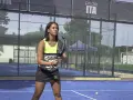 Giocatrice di padel con racchetta, pronta a scendere in campo. Ecco come vestirsi per giocare a padel: top tecnico e gonna sportiva.