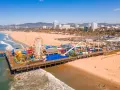 Wspaniała pogoda w Los Angeles w lutym! Wesołe miasteczko na molo w Santa Monica z diabelskim młynem i kolejką górską.
