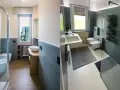 Planimetria bagno stretto e lungo con doccia, lavabo, bidet e WC.