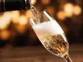 Bąbelki musującego prosecco wypełniają kieliszek, gdy jest nalewane z butelki. To jest właśnie to, co to jest prosecco – włoskie wino musujące.