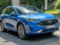 Niebieski Ford Kuga w ruchu. Sprawdź atrakcyjną ford kuga cena i wybierz swój wymarzony SUV.