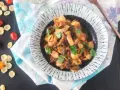 Orecchiette con pesce spada e melanzane, un piatto saporito e colorato, guarnito con basilico fresco.