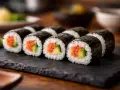 Roladki sushi z łososiem i awokado, idealne do domowych nori przepisów.