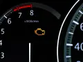 Kontrolka "check engine" świeci się na desce rozdzielczej. Czy można jeździć? Lepiej sprawdzić przyczynę u mechanika.