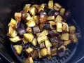 Melanzane a funghetto dorate e succulente, pronte per essere gustate.