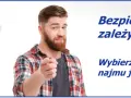 Mężczyzna wskazuje palcem, zachęcając do wyboru dobrej umowy najmu. Bezpieczny najem instytucjonalny zależy od Ciebie!