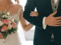 Para młoda idzie do ołtarza, trzymając bukiet. Wkrótce nauki przedmałżeńskie od ręki pomogą im w tej podróży.