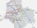 Mapa pokazuje stacje metra M2 i inne linie kolejowe w Warszawie, z zaznaczonymi trasami i nazwami przystanków.