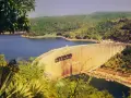 Ogromna zapora na jeziorze Kariba, otoczona bujną zielenią, tworzy imponujący krajobraz.