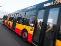 Autobus przegubowy MZK Gorlice w ruchu. Sprawdź mzk gorlice rozkład jazdy, by nie przegapić swojego kursu.