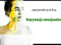 Twarz kobiety z bańkami mydlanymi, symbolizującymi deprywację emocjonalną i poczucie, że jej potrzeby się nie liczą.