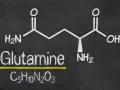 Struktura chemiczna glutaminy, aminokwasu ważnego dla organizmu. L-glutamina na co? Wspiera układ odpornościowy i jelita.