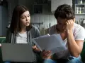 Para zmartwiona rachunkami. Ona tłumaczy, on trzyma głowę w dłoniach. Co to za fgśp?