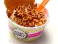 Ein Becher Hokey Pokey Eis mit Nüssen und Waffel. Dieses Eisrezept ist ein Genuss!