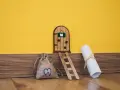 Puerta de madera para hacerla del ratoncito pérez, con una bolsa de dientes y un pergamino.