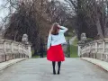 Co do czerwonej spódnicy? Stylizacje na każdą okazję, które zachwycą
