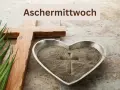 Aschermittwoch: Ein Holzkreuz, Palmzweige und eine Herzschale mit Asche markieren den Beginn der Fastenzeit.
