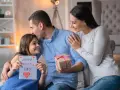 Wzruszający wiersz o dziecku, które z miłością wręcza tacie kartkę "Happy Father's Day" i prezent.