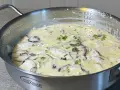 Cocer las cocochas de merluza en una cremosa salsa blanca con perejil picado.