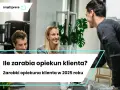 Uśmiechnięta kobieta i mężczyzna rozmawiają przy biurku. Dowiadują się, ile zarabia key account manager w 2025 roku.