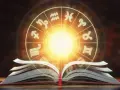 Otwarta księga wiedzy o gwiazdach. W tle krąg zodiaku, gdzie 7 sierpnia znak zodiaku to Lew.