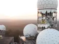 Teufelsberg Aussicht: Verlassene Radome und Türme auf einem Hügel, umgeben von Wald. Ein mystischer Ort mit Geschichte.
