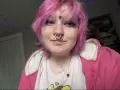 Osoba z różowymi włosami i makijażem w stylu cutecore, z błyszczącymi cieniami do powiek i gwiazdką na czole.